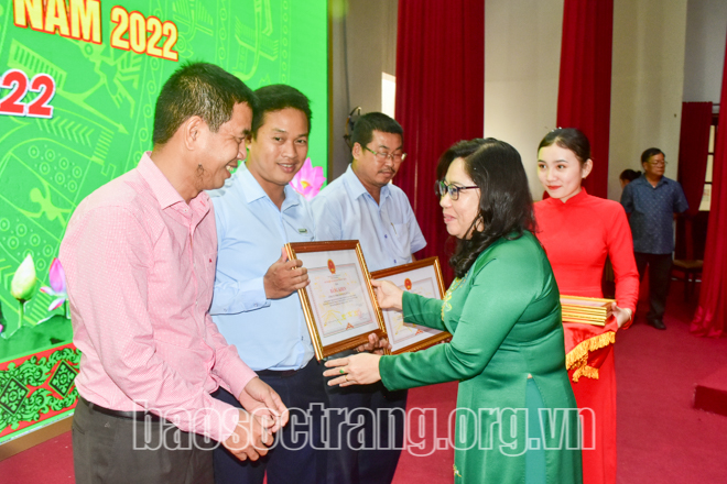 Đồng chí Hồ Thị Cẩm Đào - Phó Bí thư Thường trực Tỉnh ủy, Chủ tịch HĐND tỉnh trao tặng bằng khen UBND tỉnh cho các tập thể (Ảnh: THẠCH PÍCH).